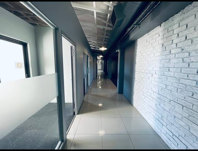 1,884M² OFFICE FOR SALE IN HALFWAY HOUSE